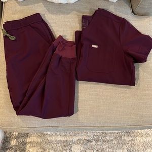 Figs Scrub set Sz L in Deep Purple